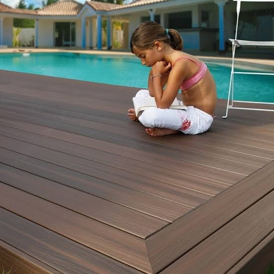 الخشب البلاستيكي المركب (Wood Plastic Composite)، والمعروف اختصارًا بـ WPC هو مادة حديثة تتكون من مزيج من الألياف الخشبية الطبيعية والبوليمرات البلاستيكية.
 يُعدّ هذا المركب منتجًا صناعيًا متقدمًا يجمع بين جمالية الخشب وصلابة البلاستيك، ما يجعله أحد المواد المتطورة التي أصبحت تحظى بشعبية متزايدة في الصناعات المختلفة. 
يتكون WPC عادةً من نسبة تتراوح بين 50-70% من مسحوق الخشب الطبيعي (أو ألياف الخشب) مع 30-50% من البلاستيك، وقد يضاف إلى الخليط بعض المواد الكيميائية لتحسين خصائصه الفنية.
